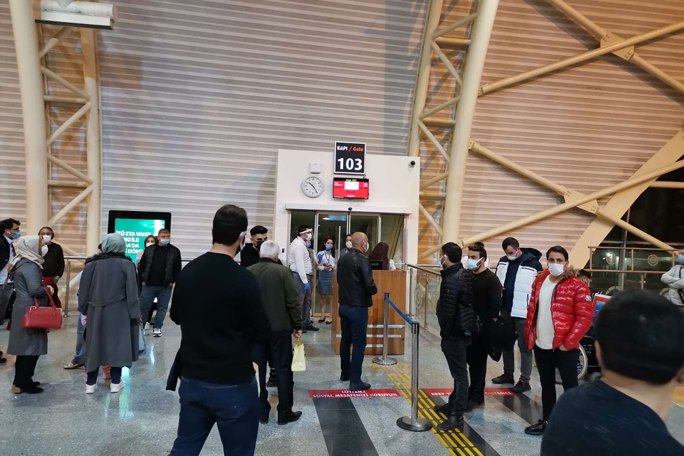 Diyarbakır-Ankara seferini yapan uçak teknik arıza nedeniyle kalkamadı Diyarbakır-Ankara seferini yapan uçak teknik arıza nedeniyle kalkamadı